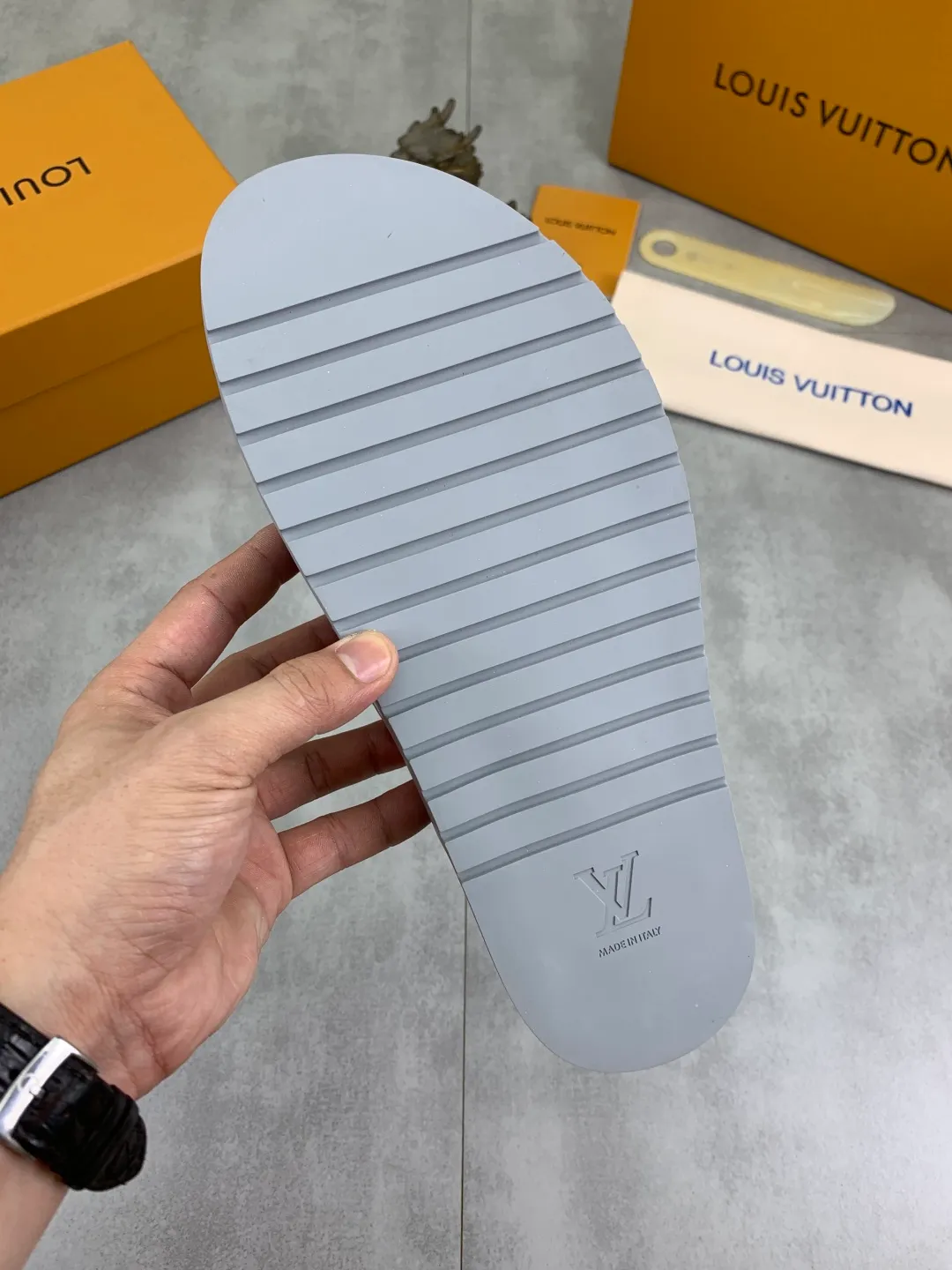 Men's shoes 💰P300💰【New style】🆘 Original quality 【LOUIS VUITTON】The popular Louis Vuitton LV men's slippers on the official website are on sale simultaneously! Original fabric imported from Italy, original factory special supply, code number: 38-44 (45 customized), many colors available